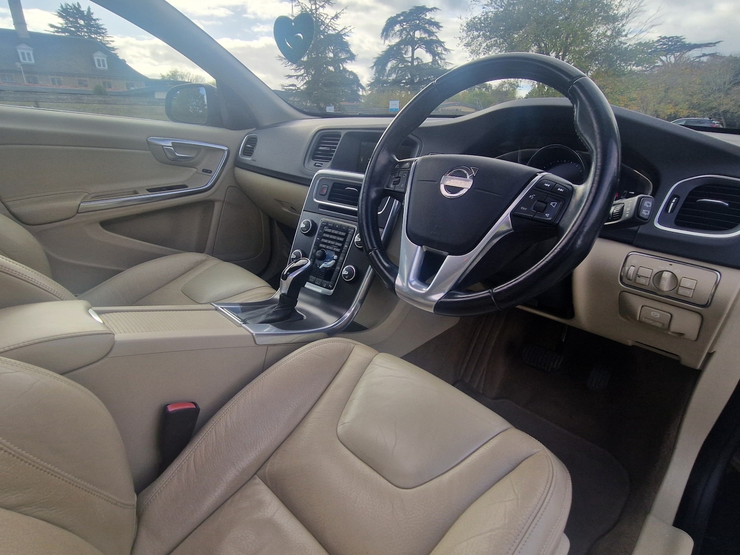 Used Volvo V60 2013 for sale - 76362979: Photo 24