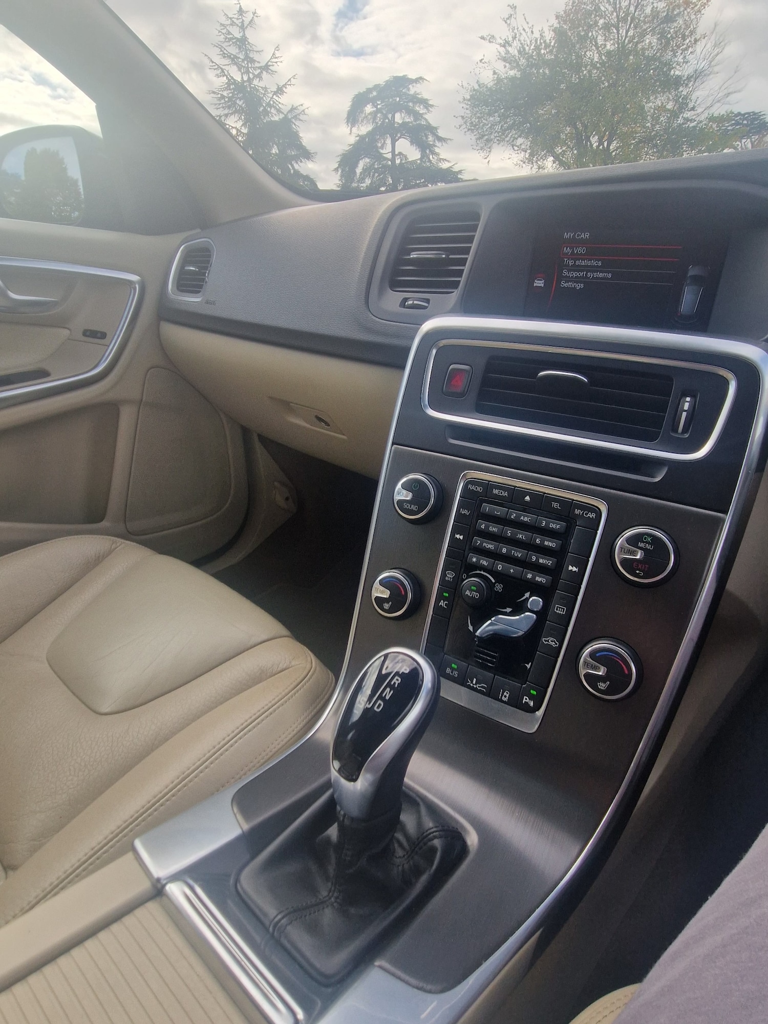 Used Volvo V60 2013 for sale - 76362979: Photo 29