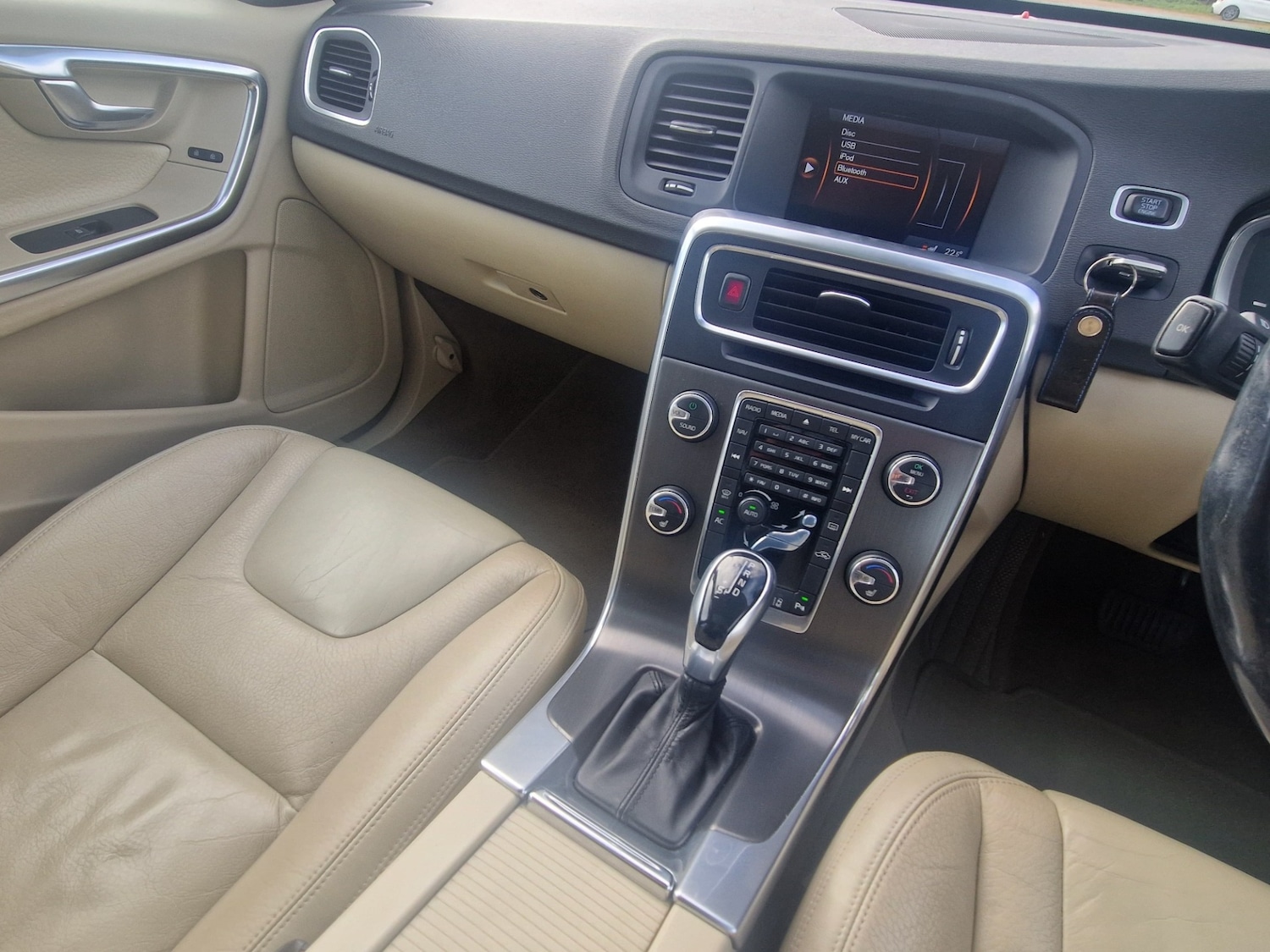 Used Volvo V60 2013 for sale - 76362979: Photo 30