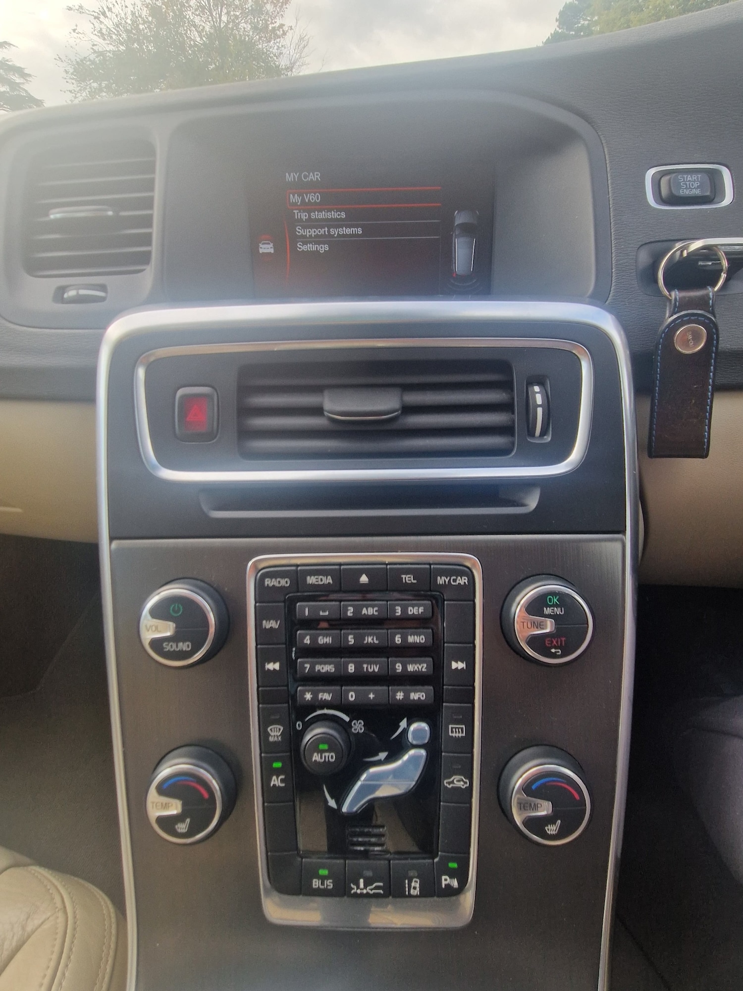 Used Volvo V60 2013 for sale - 76362979: Photo 31