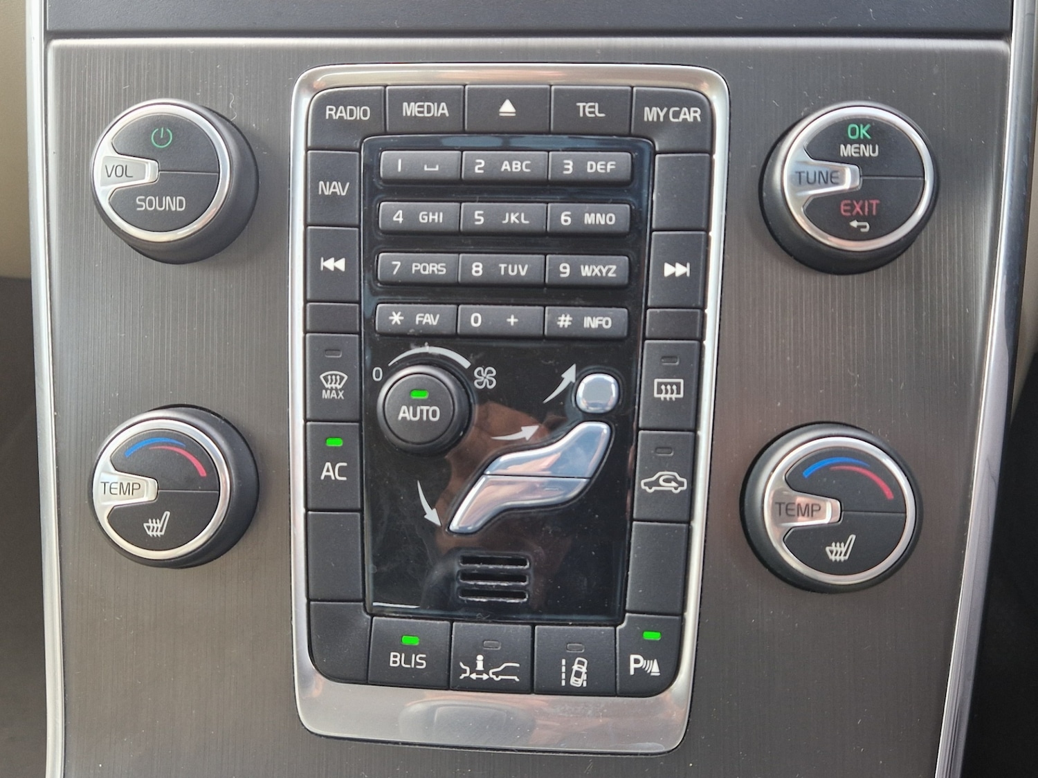 Used Volvo V60 2013 for sale - 76362979: Photo 32