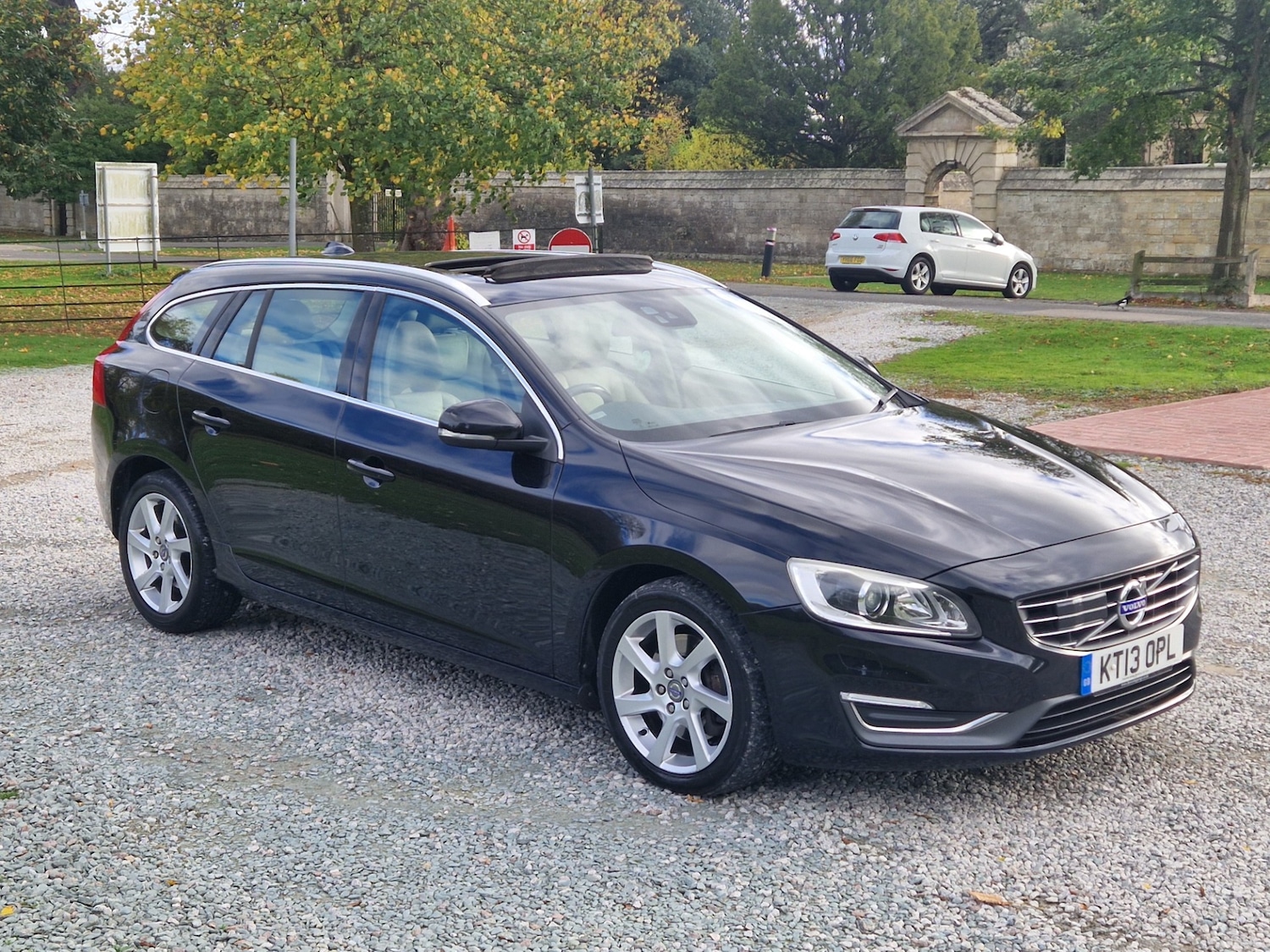 Used Volvo V60 2013 for sale - 76362979: Photo 4