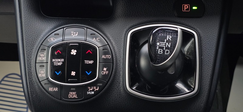 Used Toyota Voxy 2014 for sale - 76570762: Photo 46