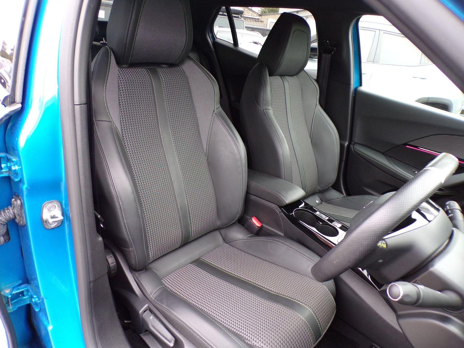 Used Peugeot E-2008 2023 for sale - 76270496: Photo 12