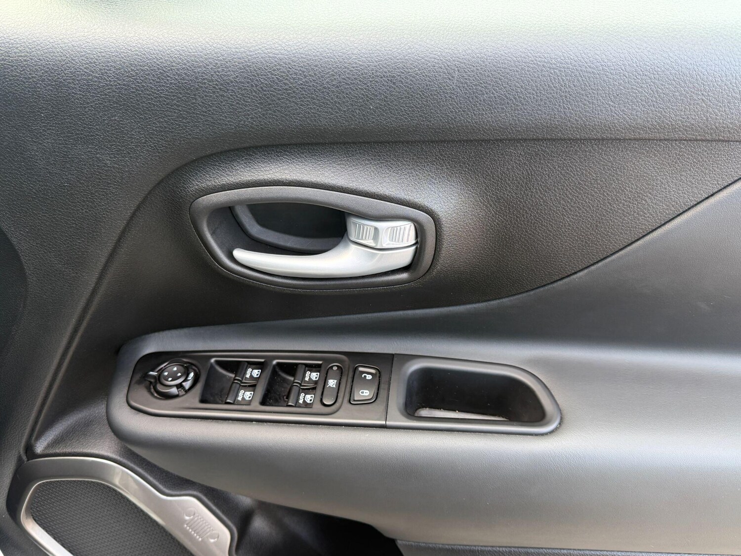 Used Jeep Renegade 2024 for sale - 77738061: Photo 32