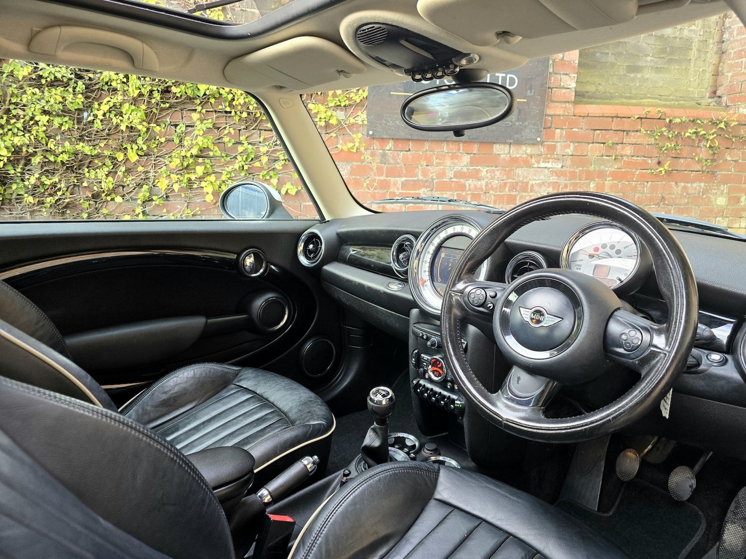 Used MINI Hatch 2011 for sale - 76837074: Photo 2