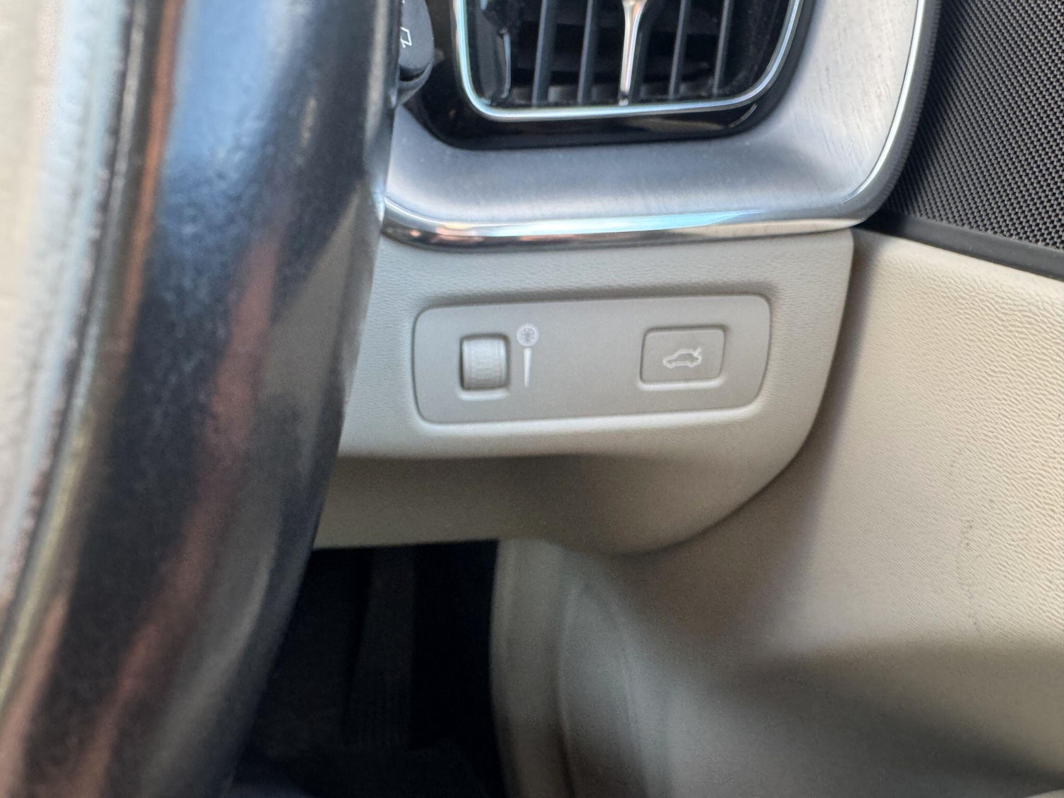 Used Volvo XC60 2018 for sale - 77067084: Photo 18