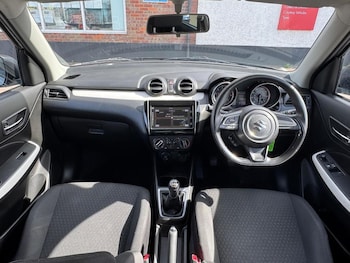Used Suzuki Swift 2020 for sale - 76202112: Photo 2