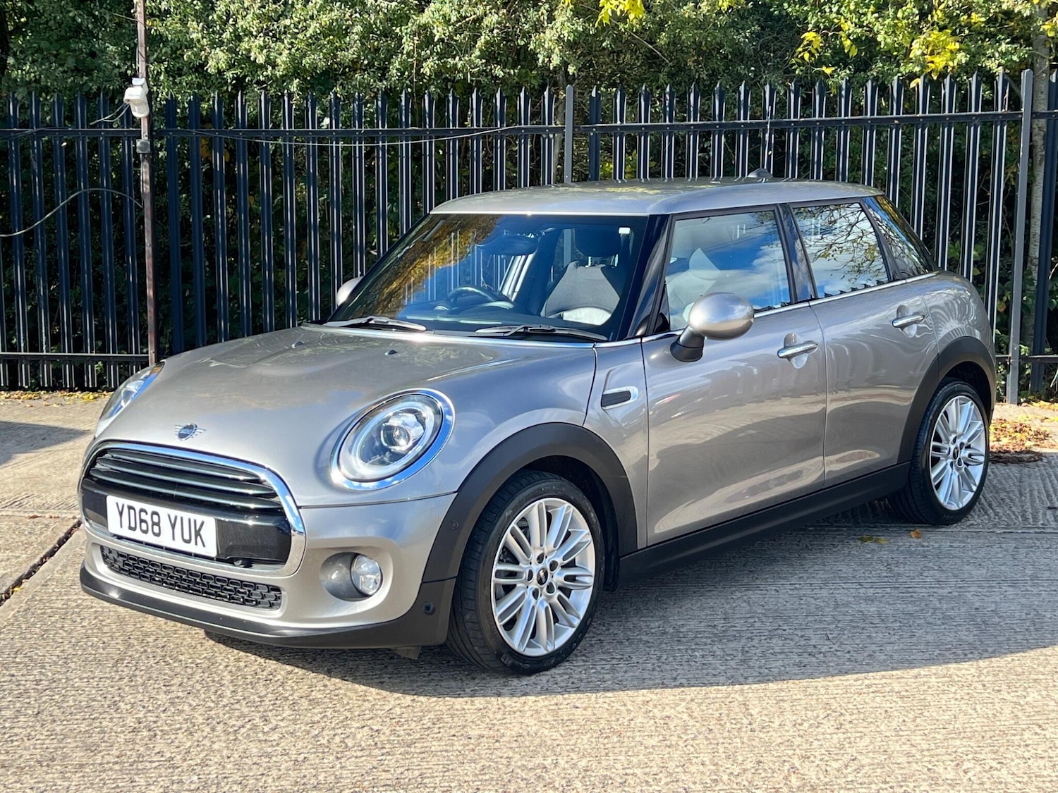 Used MINI Hatch 2018 for sale - 76349489: Photo 1