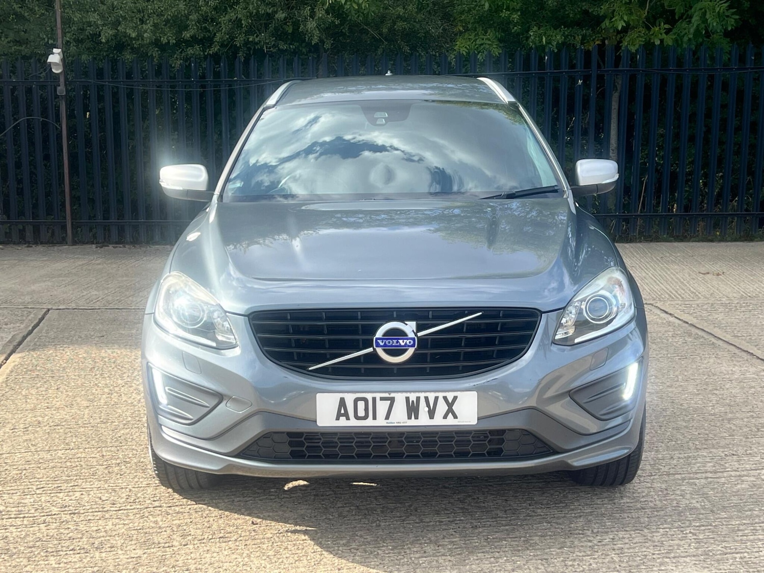 Used Volvo XC60 2017 for sale - 76059682: Photo 2