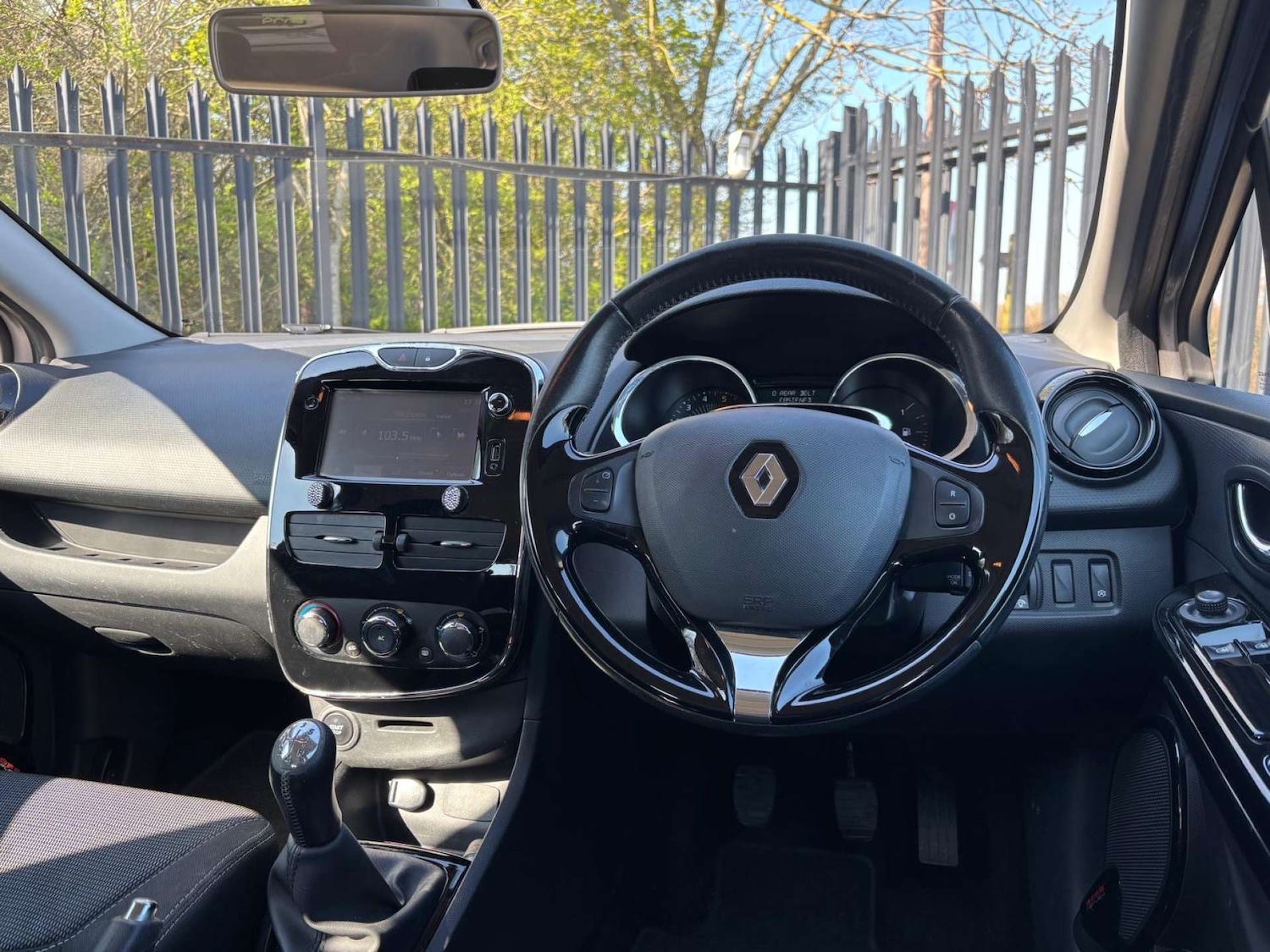 Used Renault Clio 2015 for sale - 77963161: Photo 21