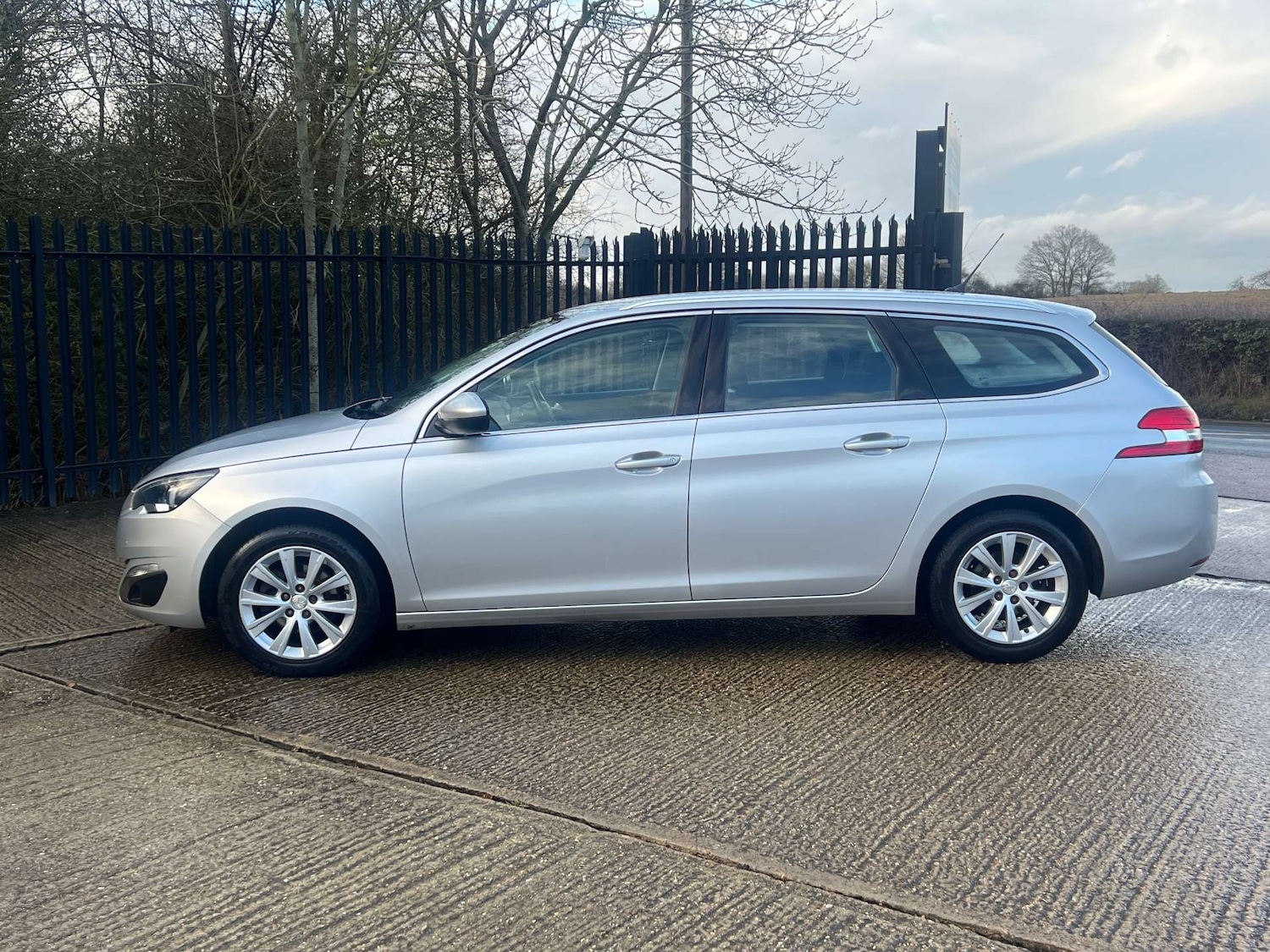 Used Peugeot 308 SW 2017 for sale - 77350963: Photo 13