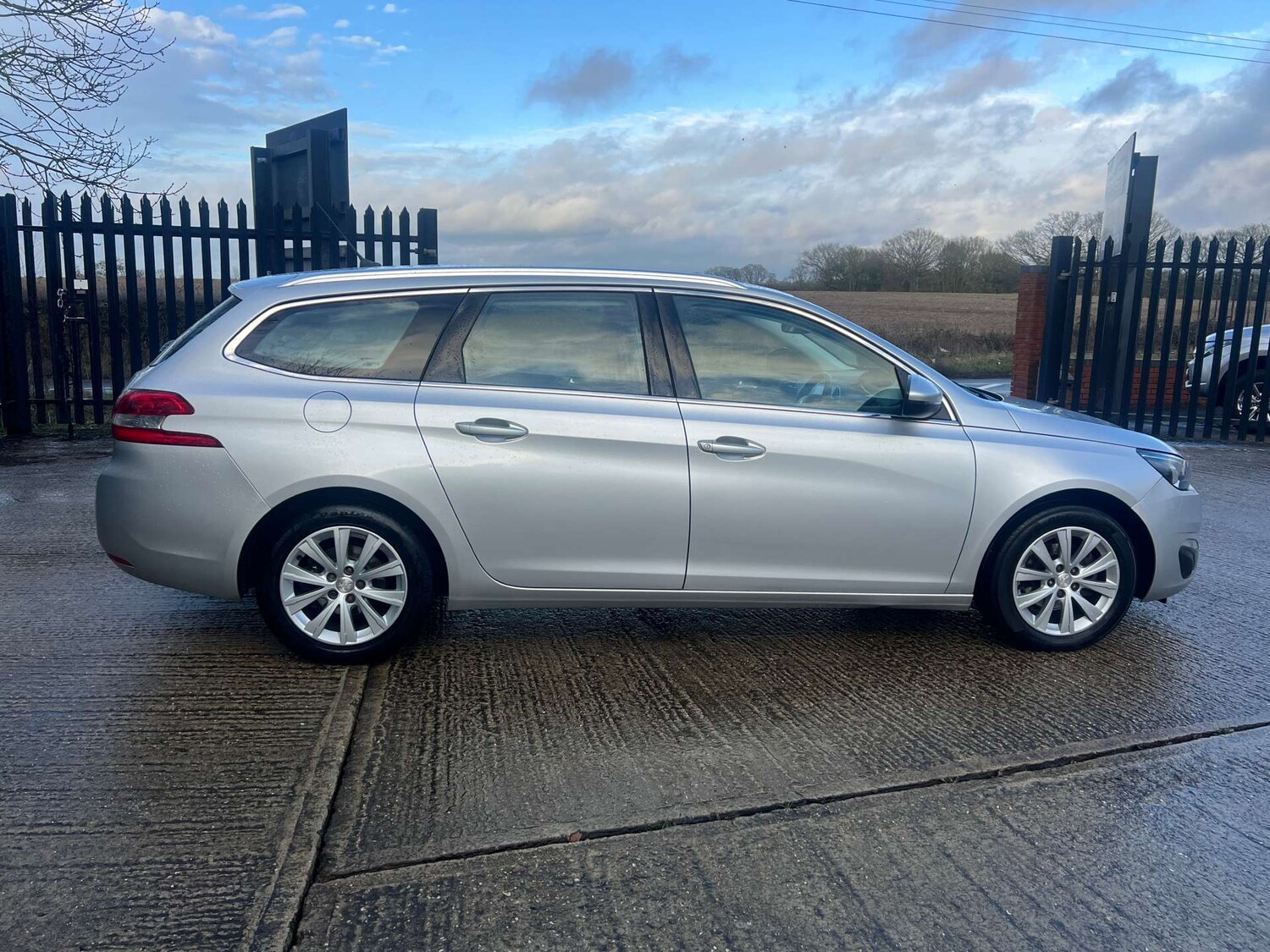 Used Peugeot 308 SW 2017 for sale - 77350963: Photo 14