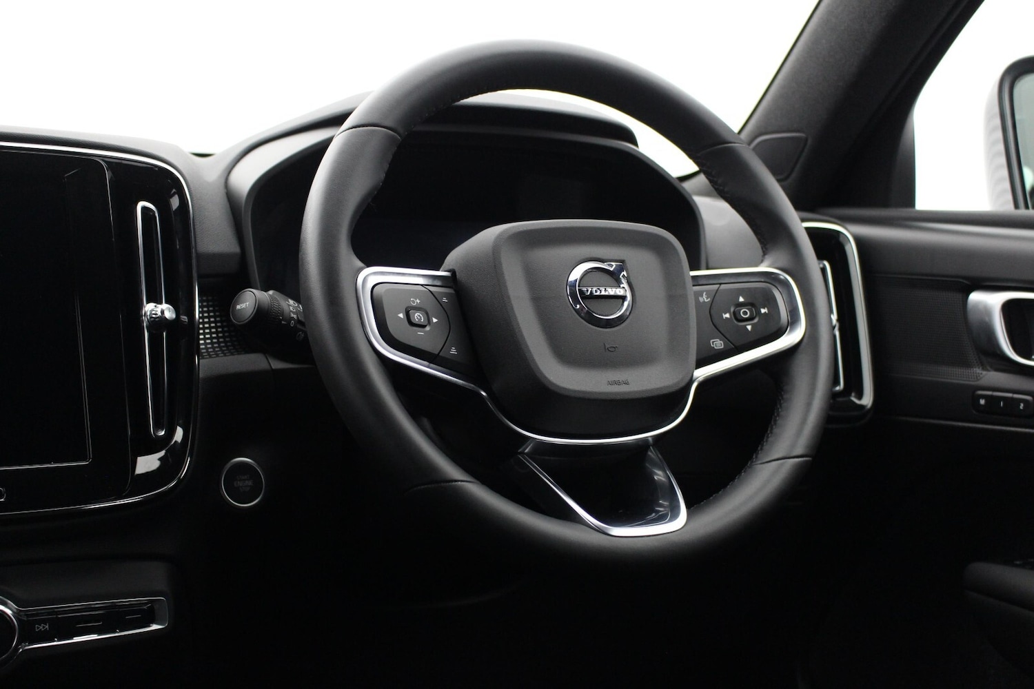 Used Volvo XC40 2025 for sale - 77031319: Photo 37