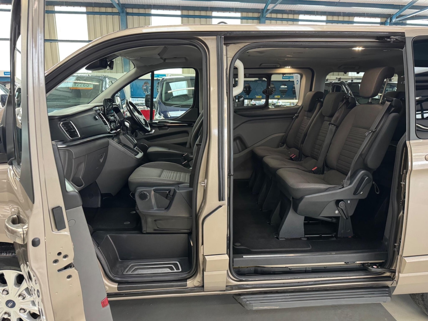 Used Ford Tourneo Custom 2018 for sale - 77410852: Photo 32