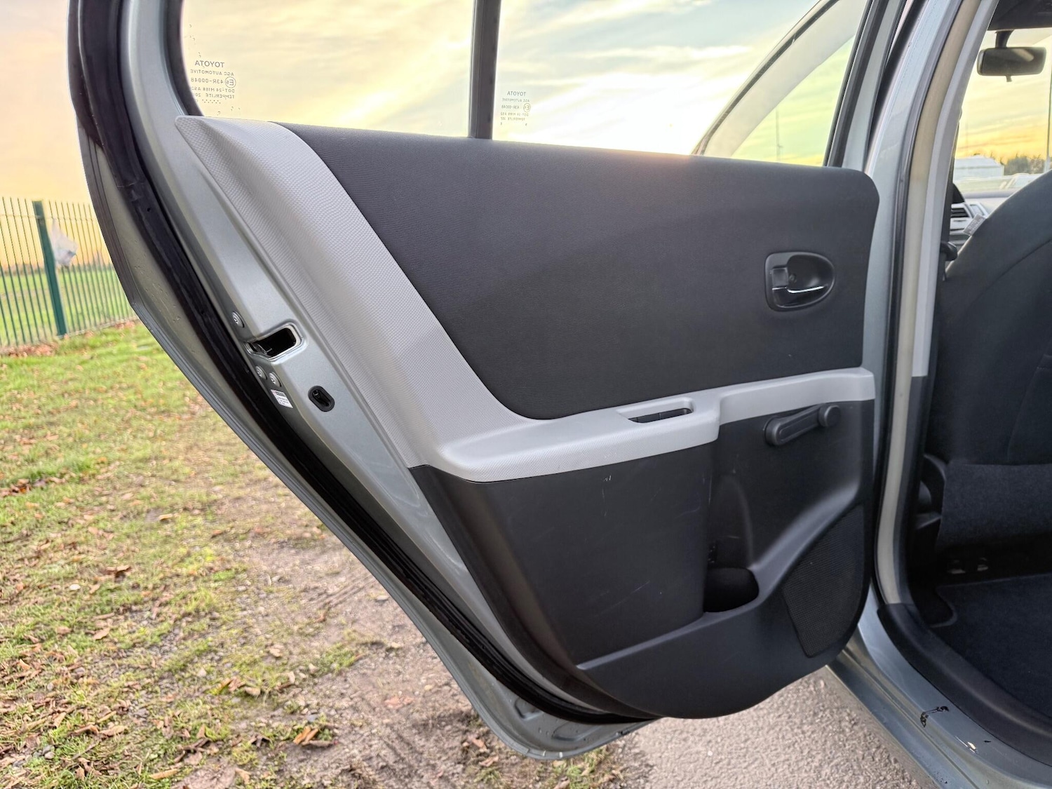 Used Toyota Yaris 2010 for sale - 76658553: Photo 33