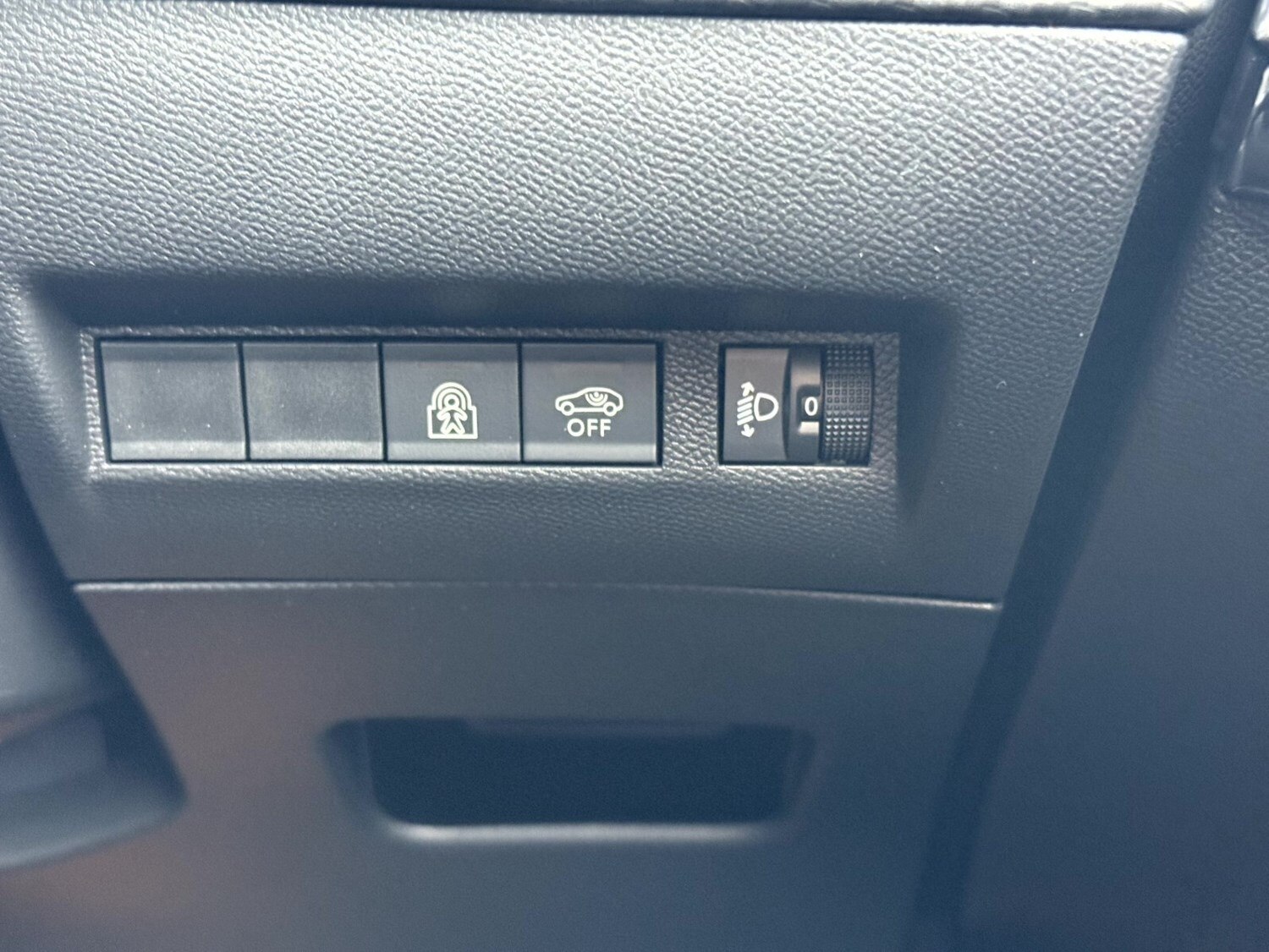 Peugeot 208 1.2 PureTech 100 Allure 5dr Hatchback Petrol Manual - Picture 13 of 24