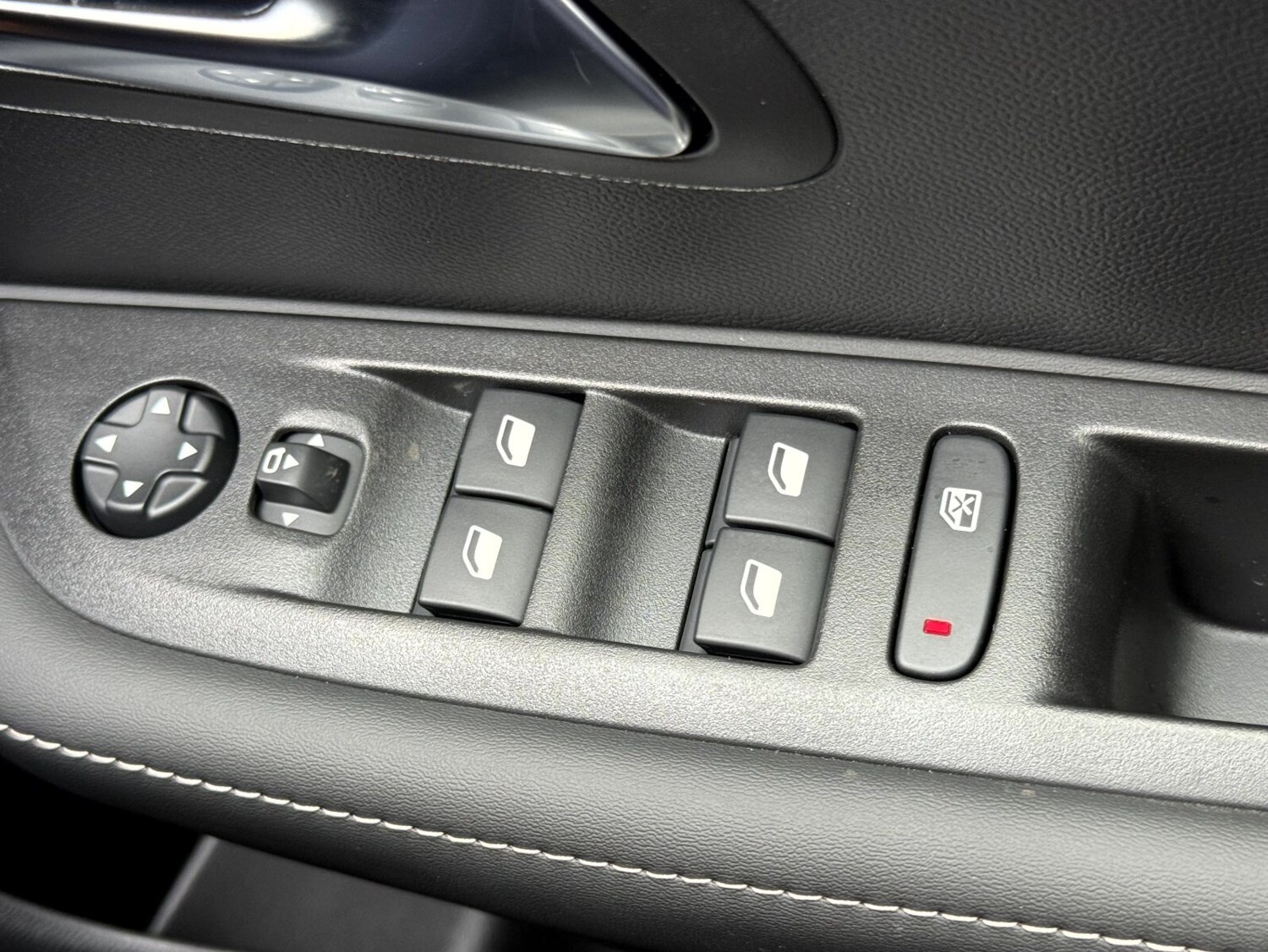 Peugeot 208 1.2 PureTech 100 Allure 5dr Hatchback Petrol Manual - Picture 14 of 24