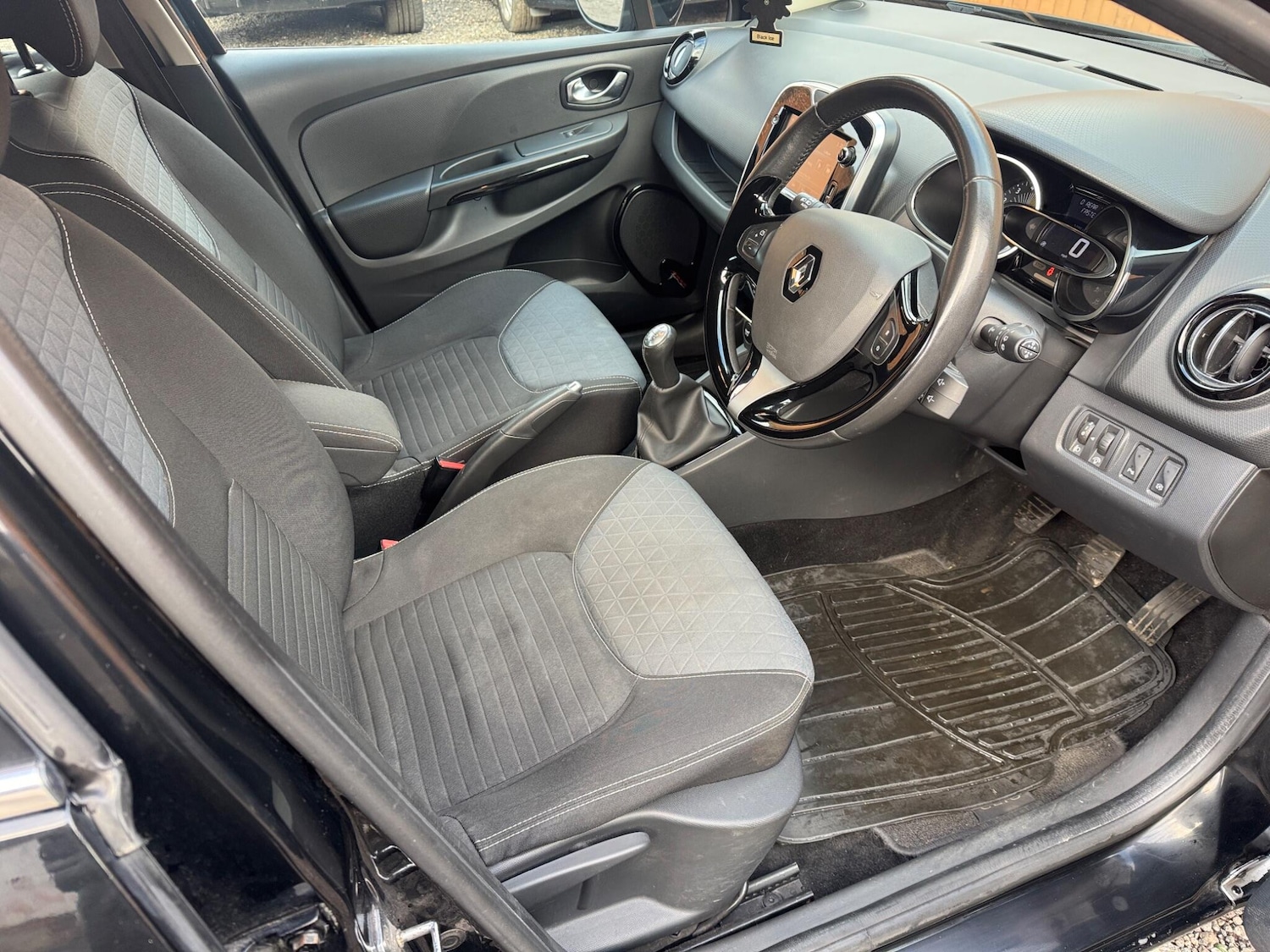 Used Renault Clio 2015 for sale - 76913747: Photo 11