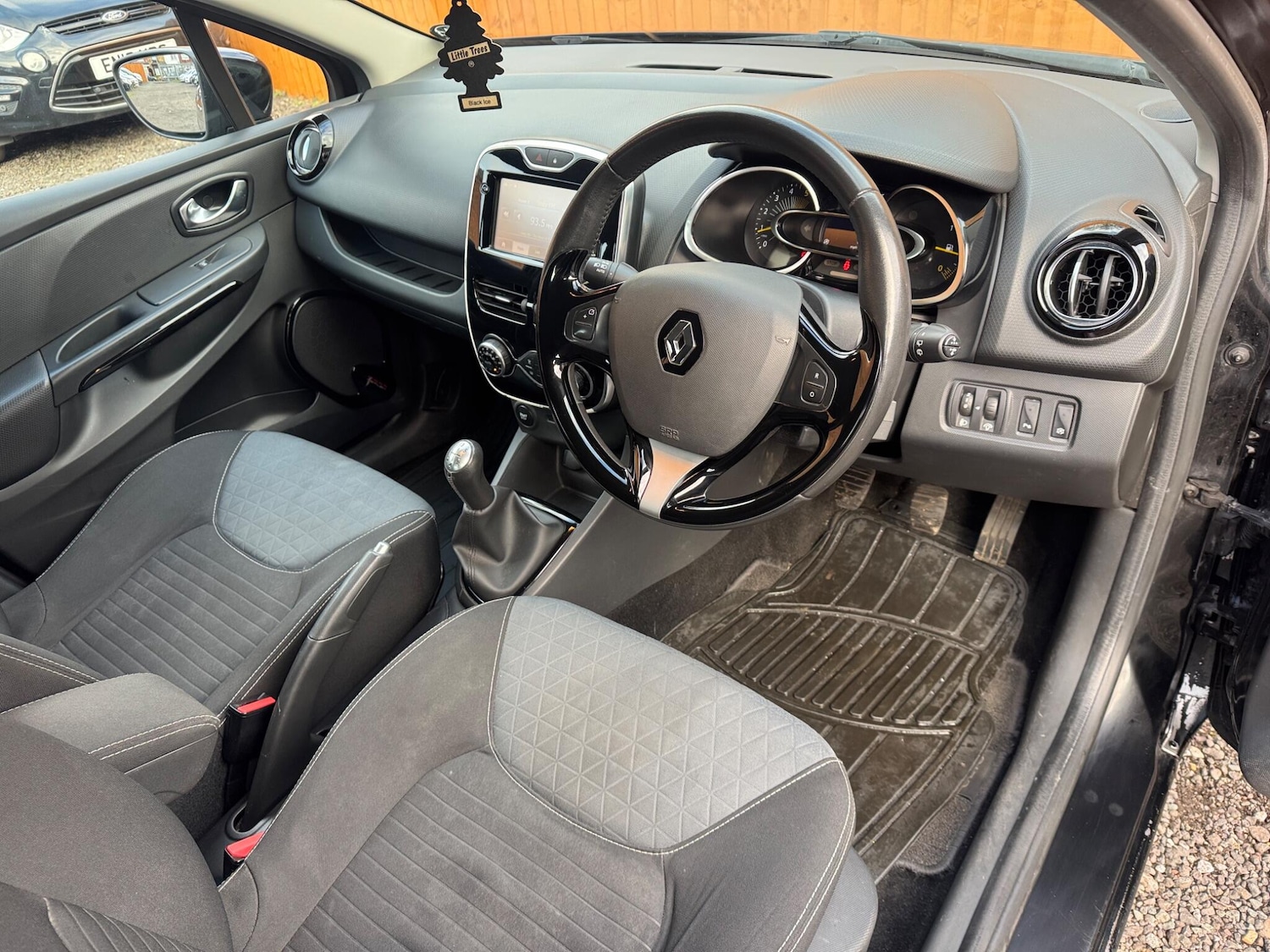 Used Renault Clio 2015 for sale - 76913747: Photo 12