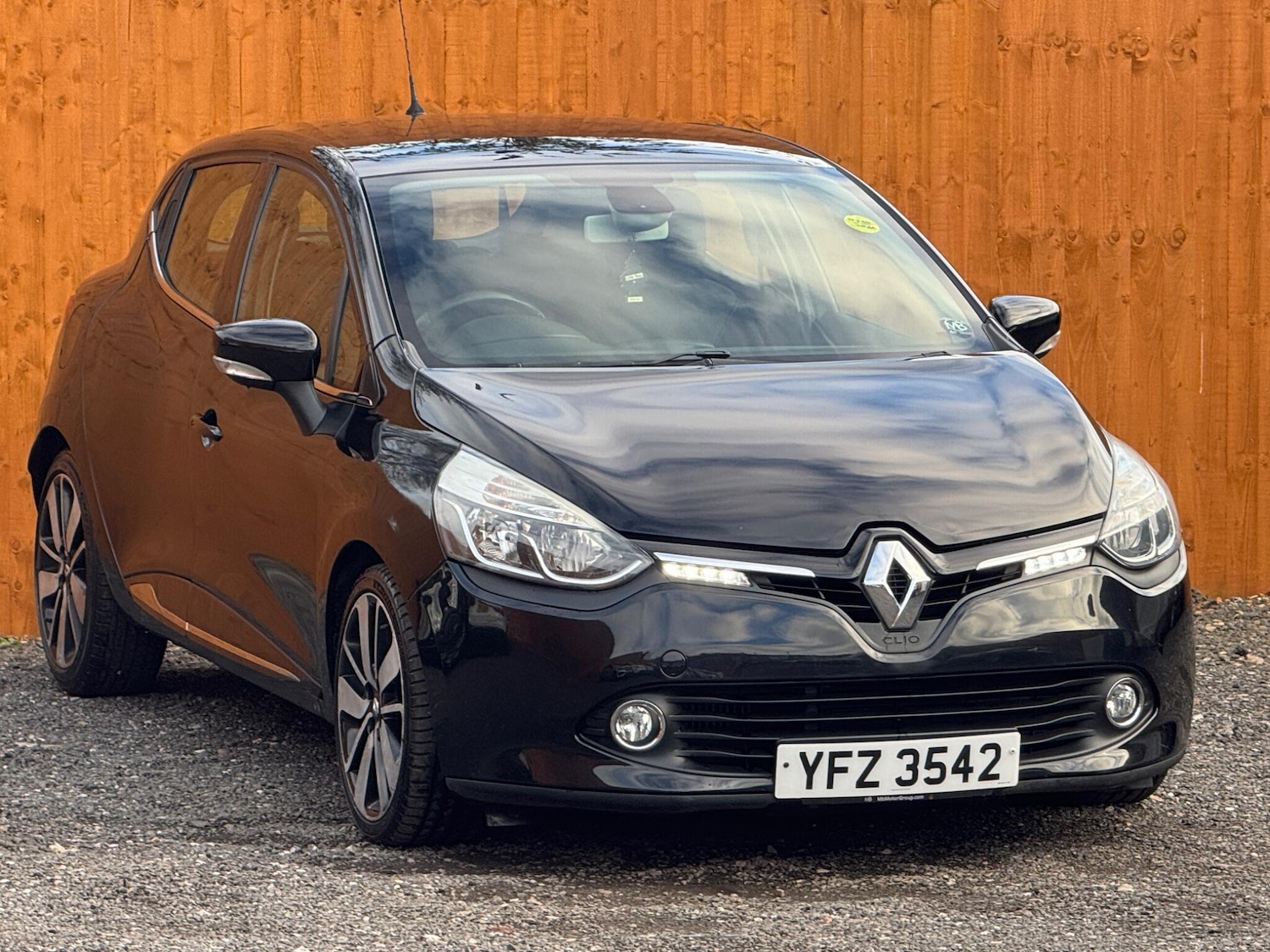 Used Renault Clio 2015 for sale - 76913747: Photo 2