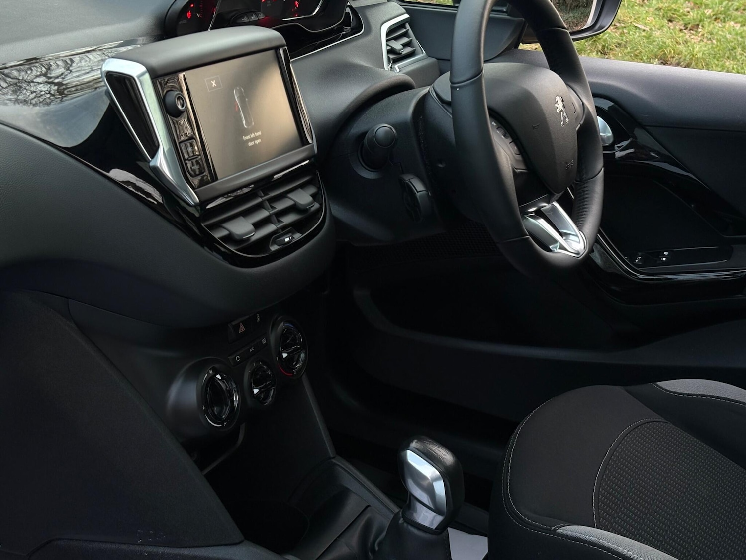 Used Peugeot 208 2015 for sale - 78205325: Photo 31