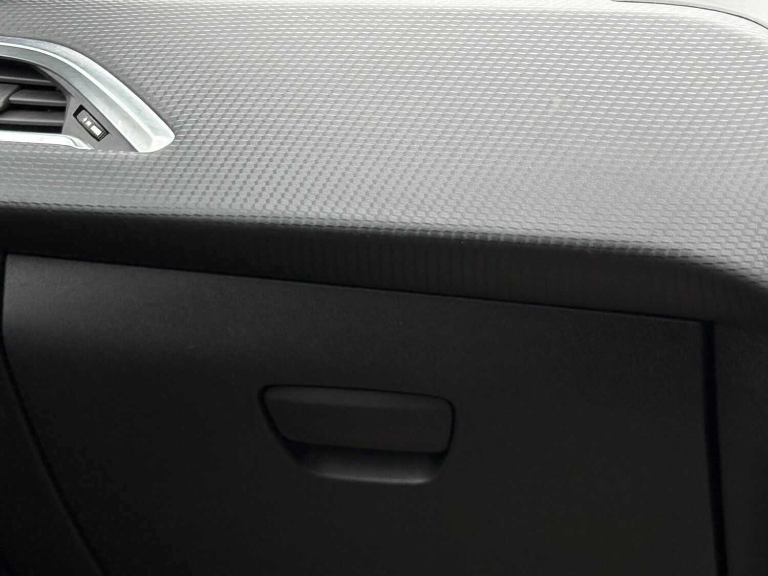 Used Peugeot 2008 2017 for sale - 78204112: Photo 24