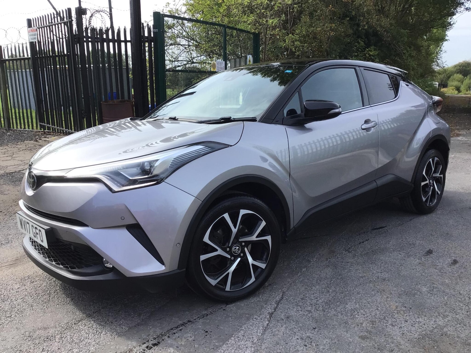 Used Toyota C-HR 2017 for sale - 76060247: Photo 2