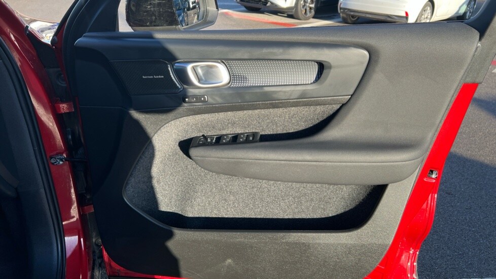 Used Volvo XC40 2024 for sale - 76872921: Photo 32