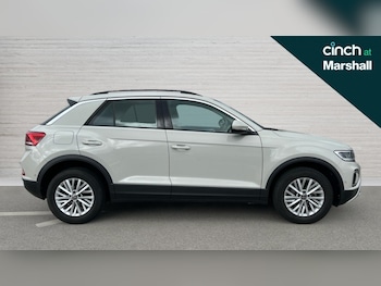 Used Volkswagen T-Roc 2023 for sale - 76112224: Photo