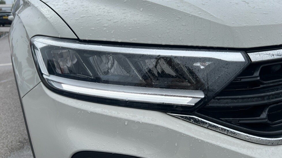 Used Volkswagen T-Roc 2023 for sale - 76112224: Photo 42