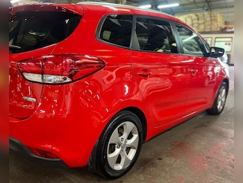 Used Kia Carens 2015 for sale - 76114765: Photo
