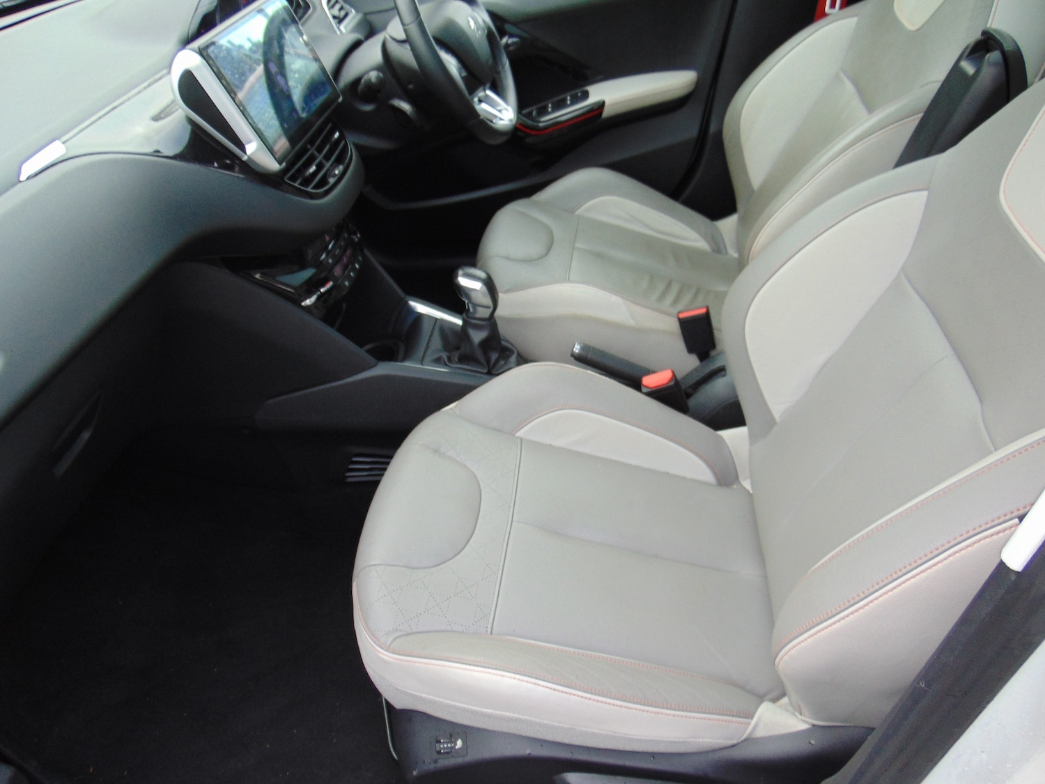 Used Peugeot 208 2014 for sale - 76330984: Photo 5