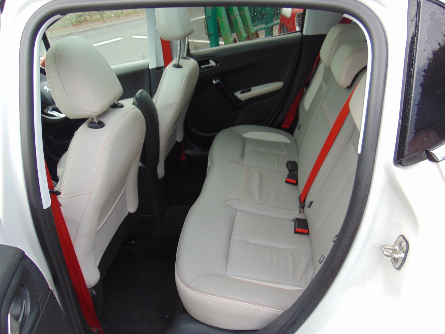 Used Peugeot 208 2014 for sale - 76330984: Photo 6