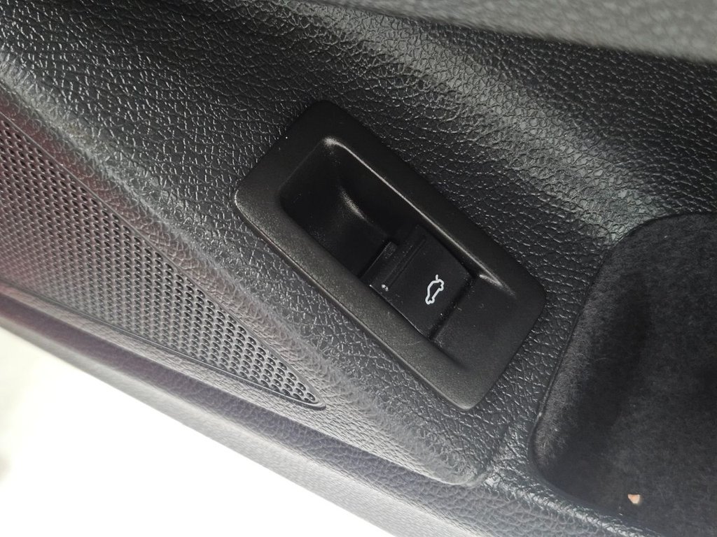Used Volkswagen Scirocco 2010 for sale - 76376052: Photo 36