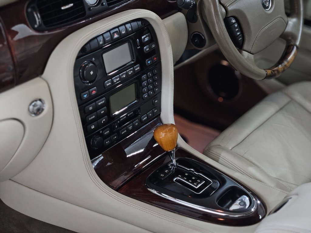 Used Jaguar XJ 2004 for sale - 76768182: Photo 27
