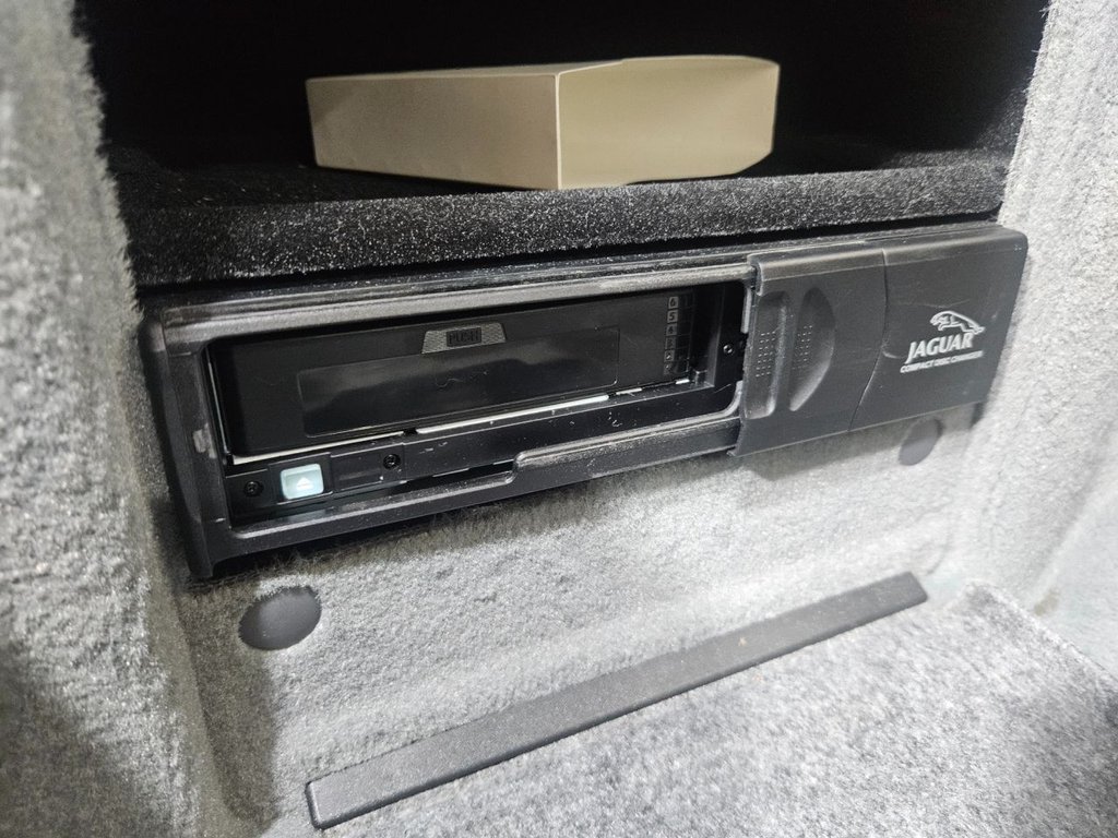 Used Jaguar XJ 2004 for sale - 76768182: Photo 40