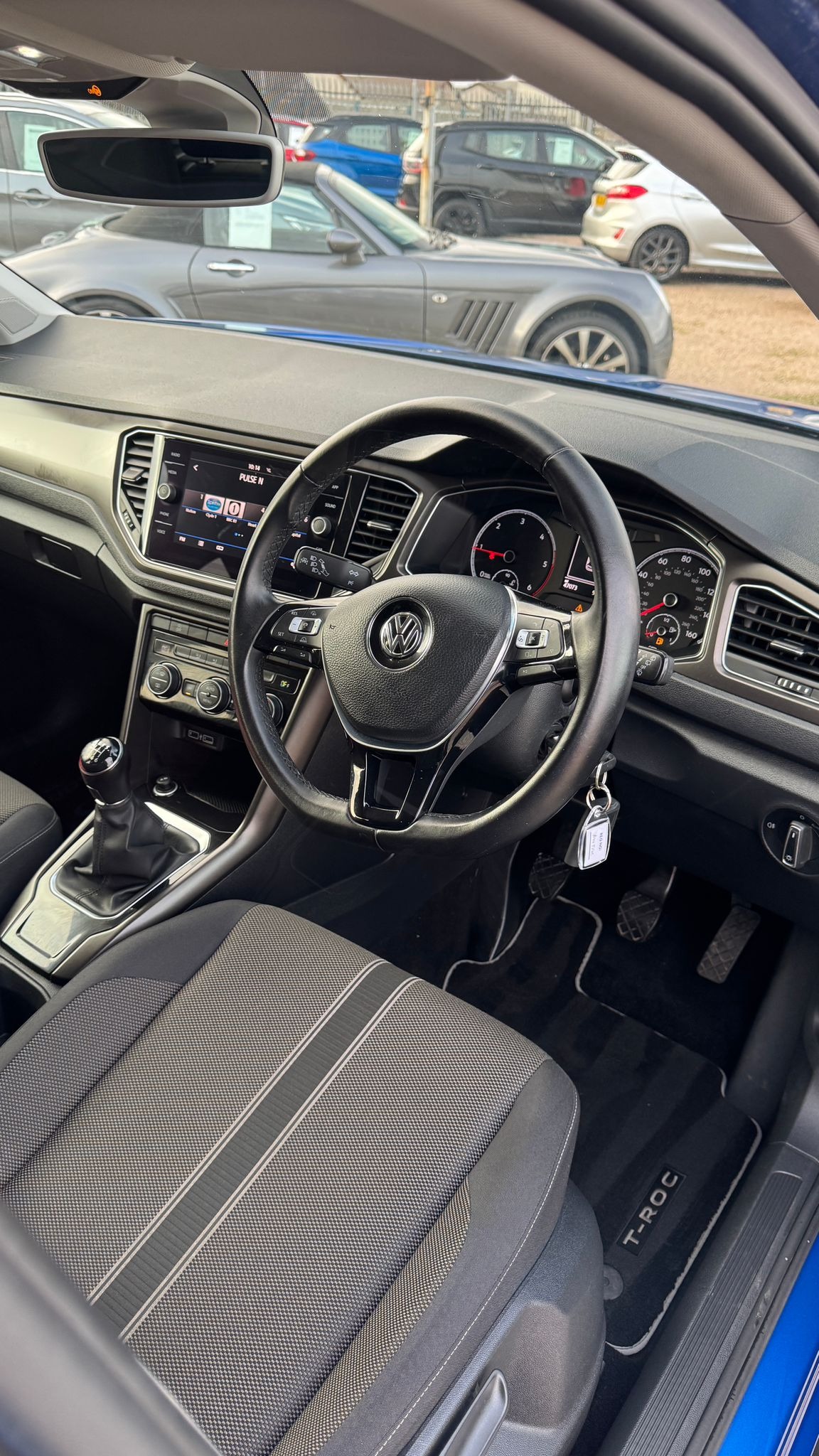Used Volkswagen T-Roc 2018 for sale - 76437317: Photo 2