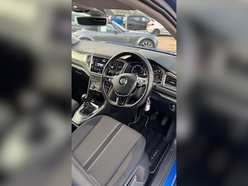 Used Volkswagen T-Roc 2018 for sale - 76437317: Photo