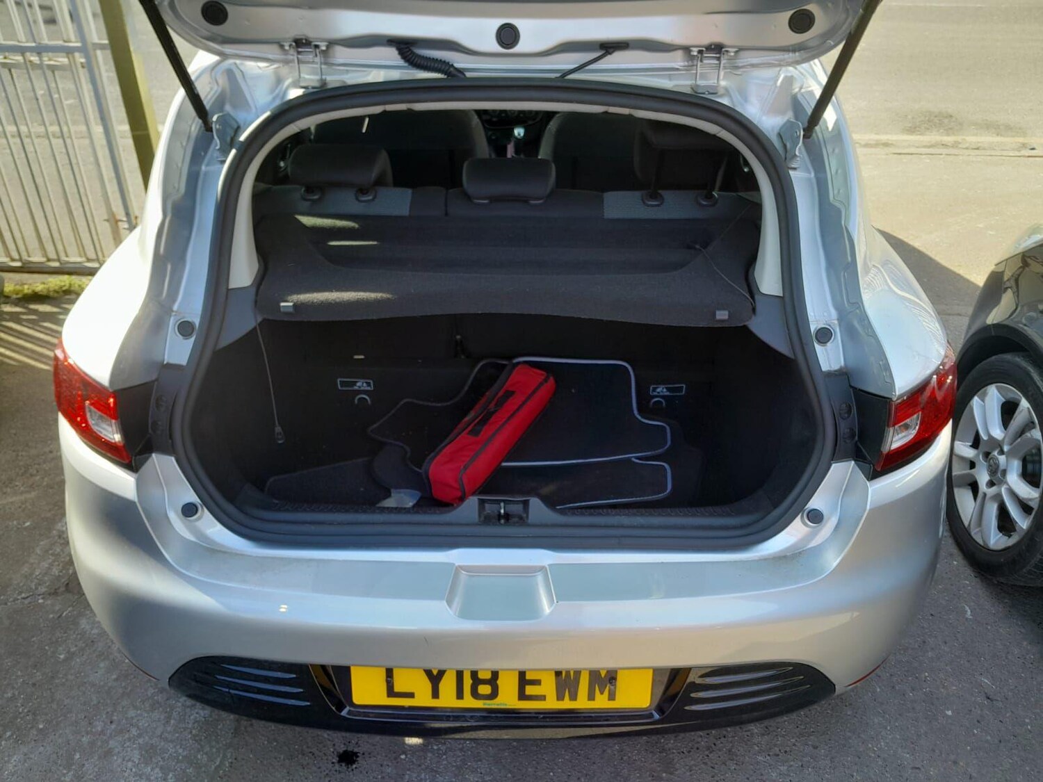 Used Renault Clio 2018 for sale - 76994141: Photo 12