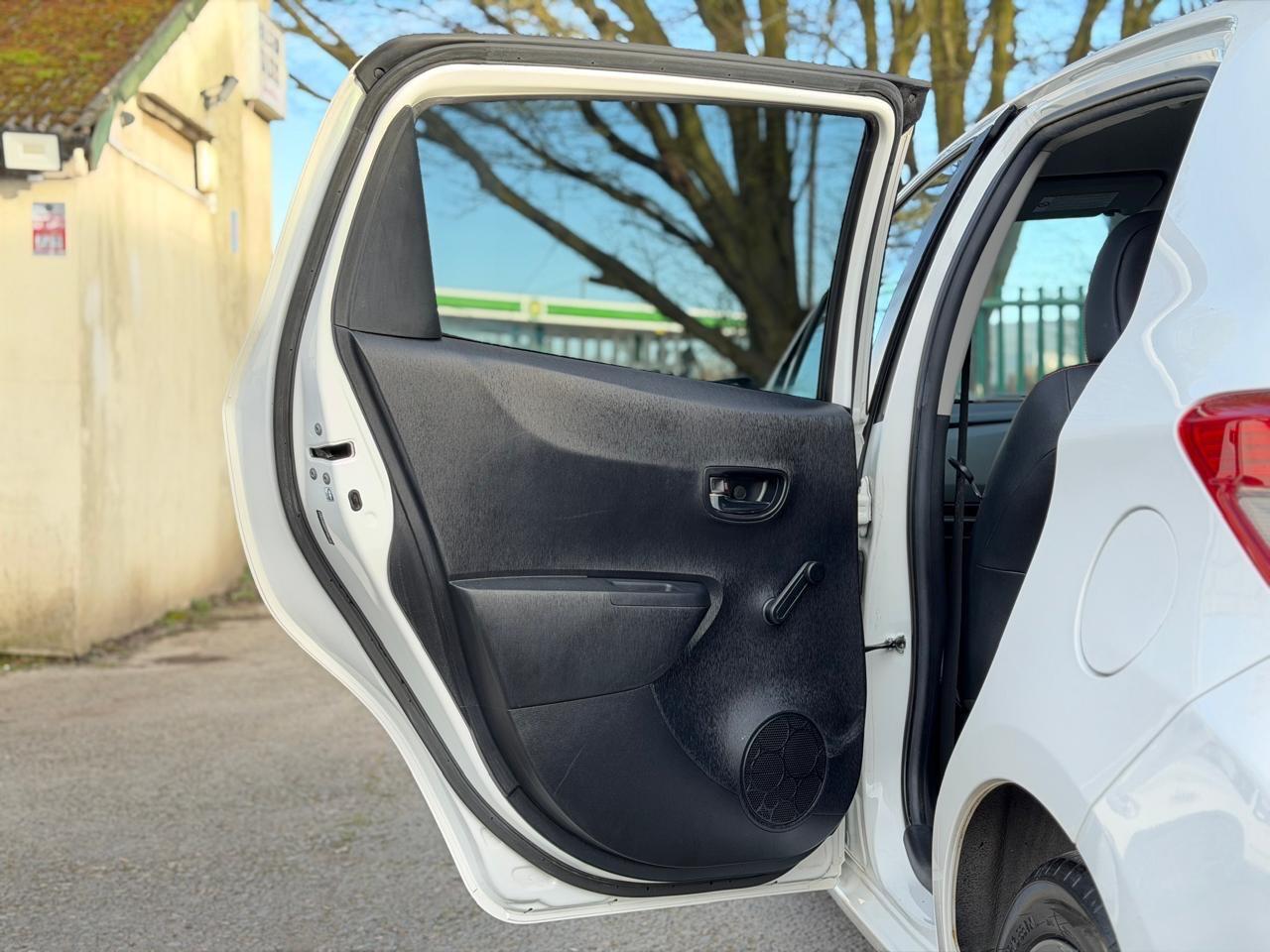 Used Toyota Yaris 2012 for sale - 77737317: Photo 50