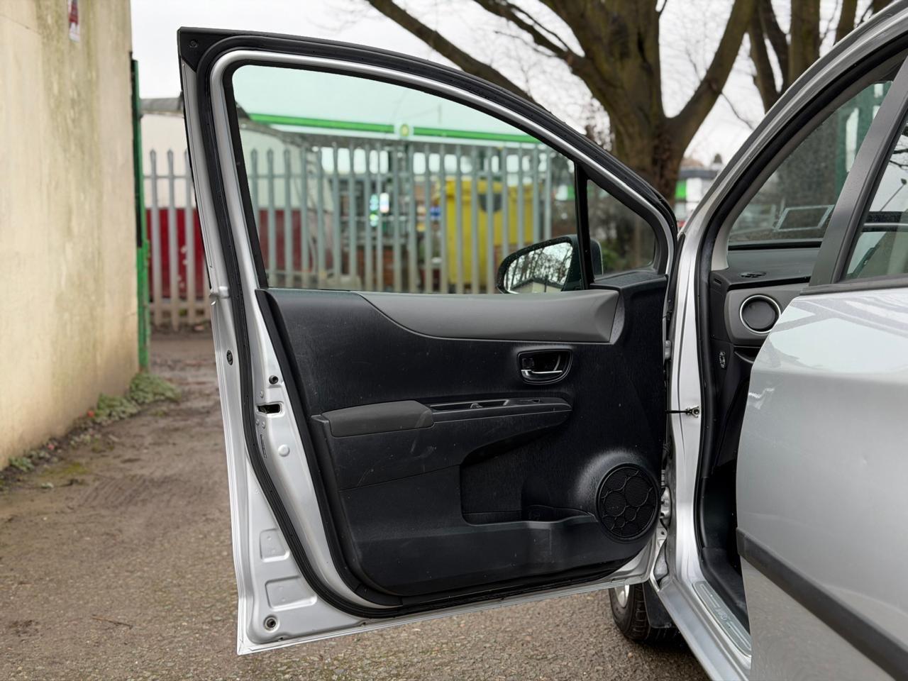 Used Toyota Yaris 2012 for sale - 77633835: Photo 44