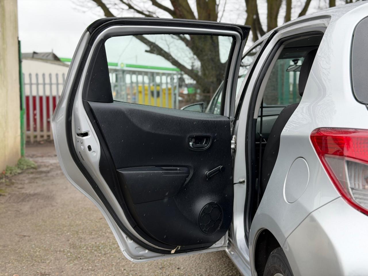 Used Toyota Yaris 2012 for sale - 77633835: Photo 45
