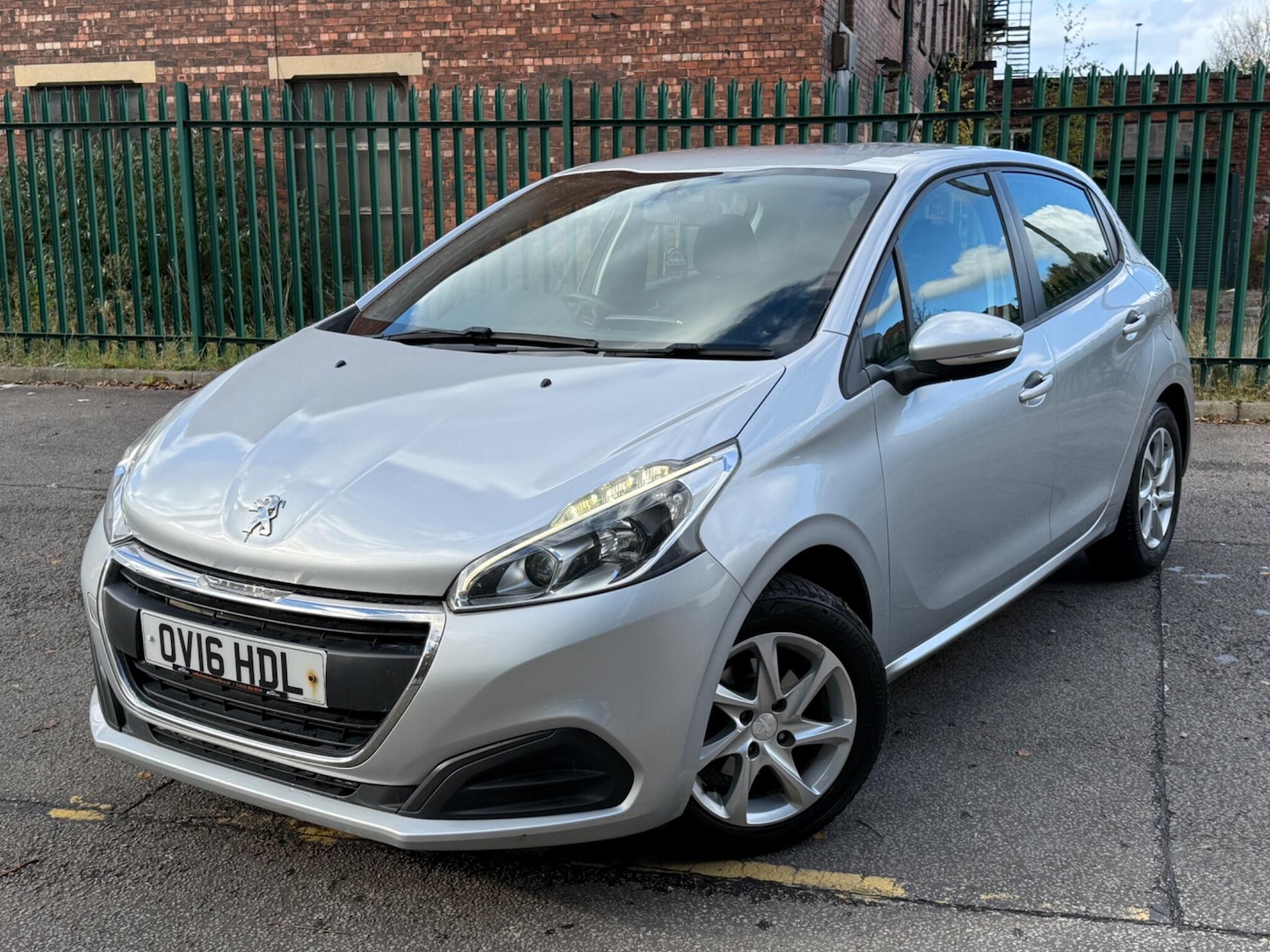 Used Peugeot 208 for sale - 76995264: Photo 2