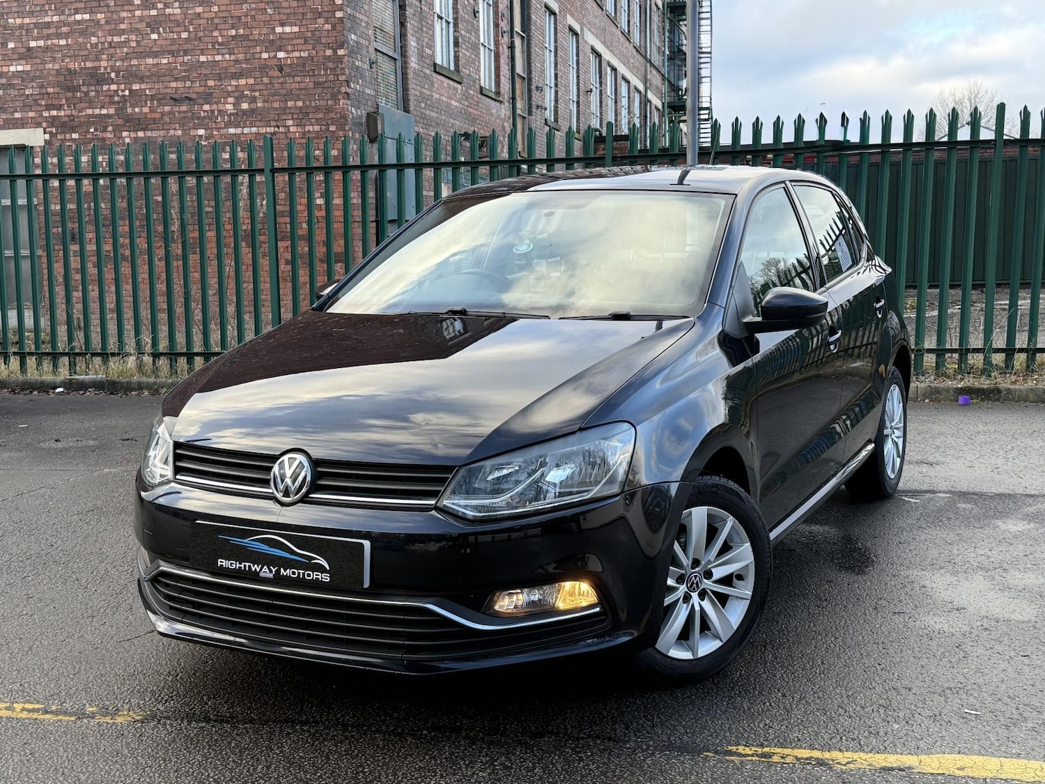Used Volkswagen Polo 2015 for sale - 77238168: Photo 2