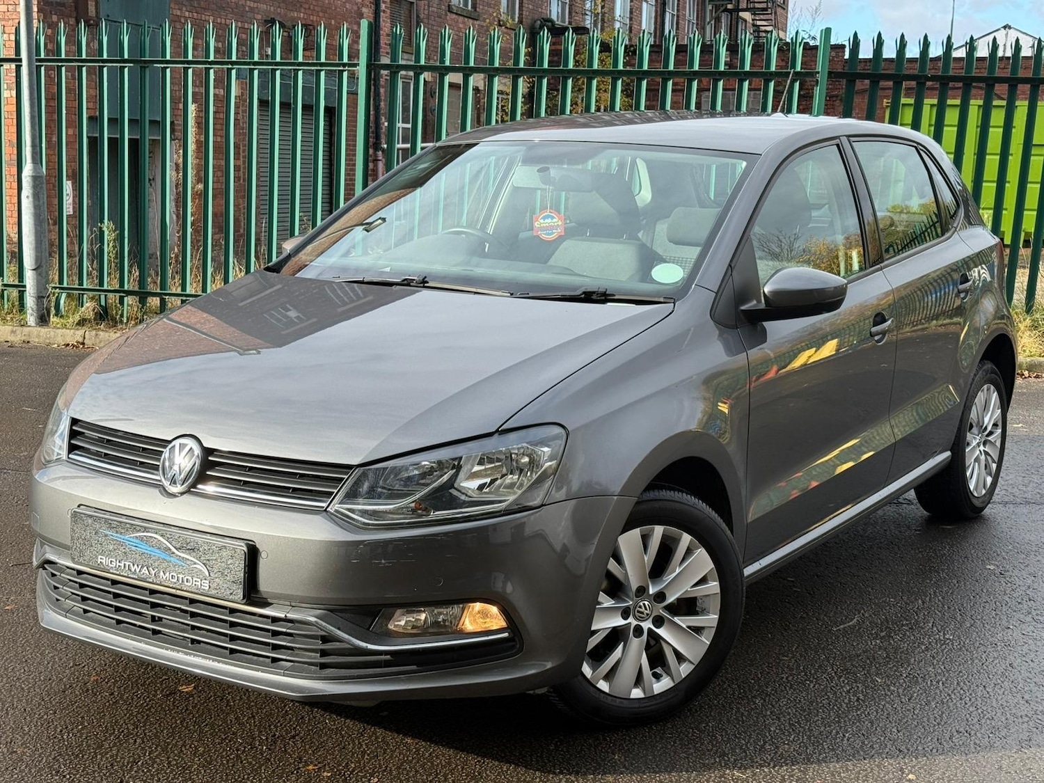 Used Volkswagen Polo 2015 for sale - 76473658: Photo 2