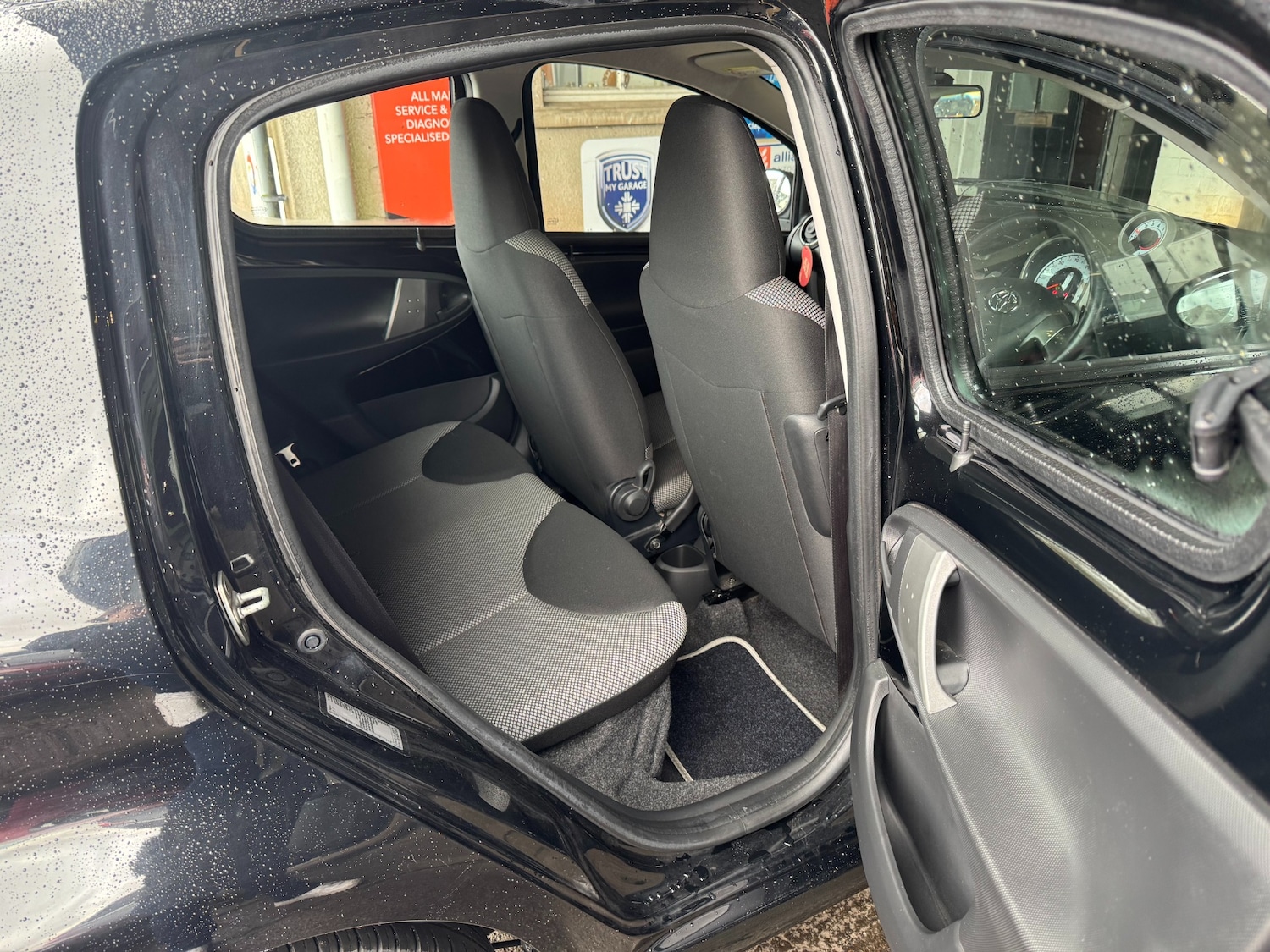 Used Toyota AYGO 2013 for sale - 77489975: Photo 3