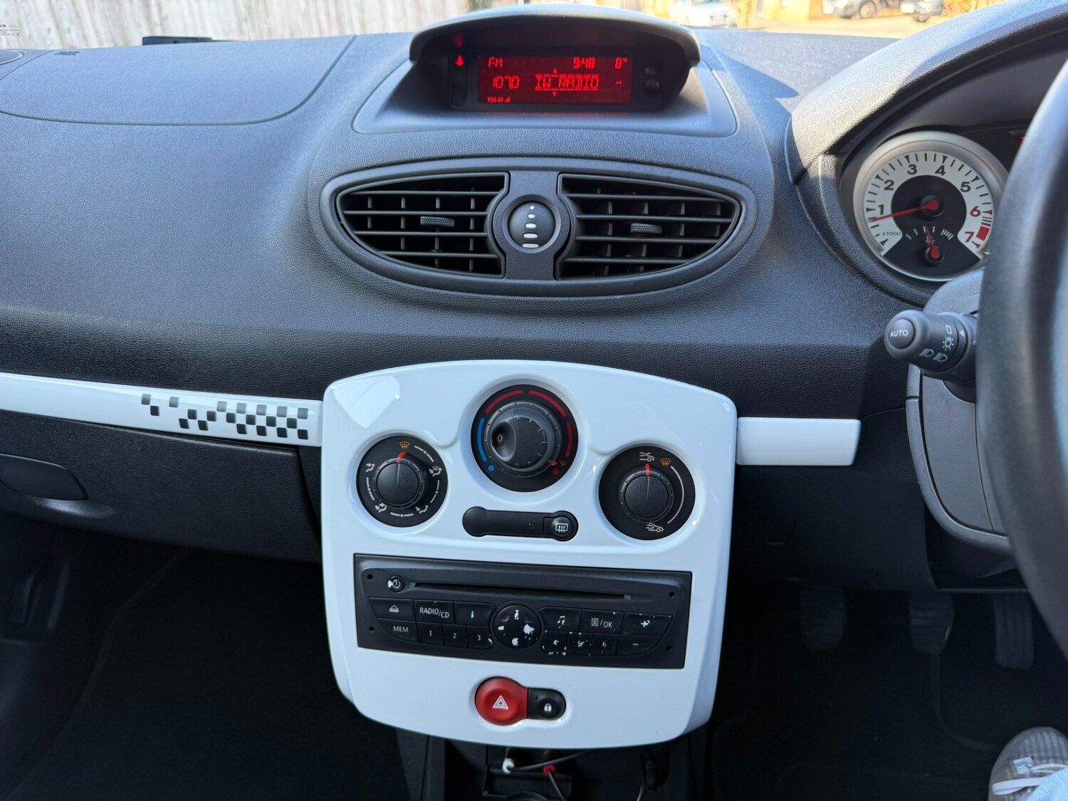 Used Renault Clio 2010 for sale - 77901047: Photo 14