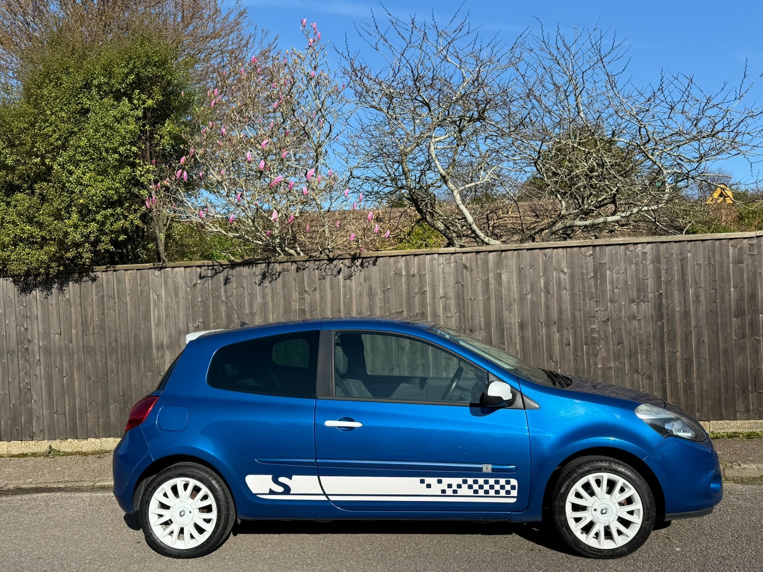 Used Renault Clio 2010 for sale - 77901047: Photo 2