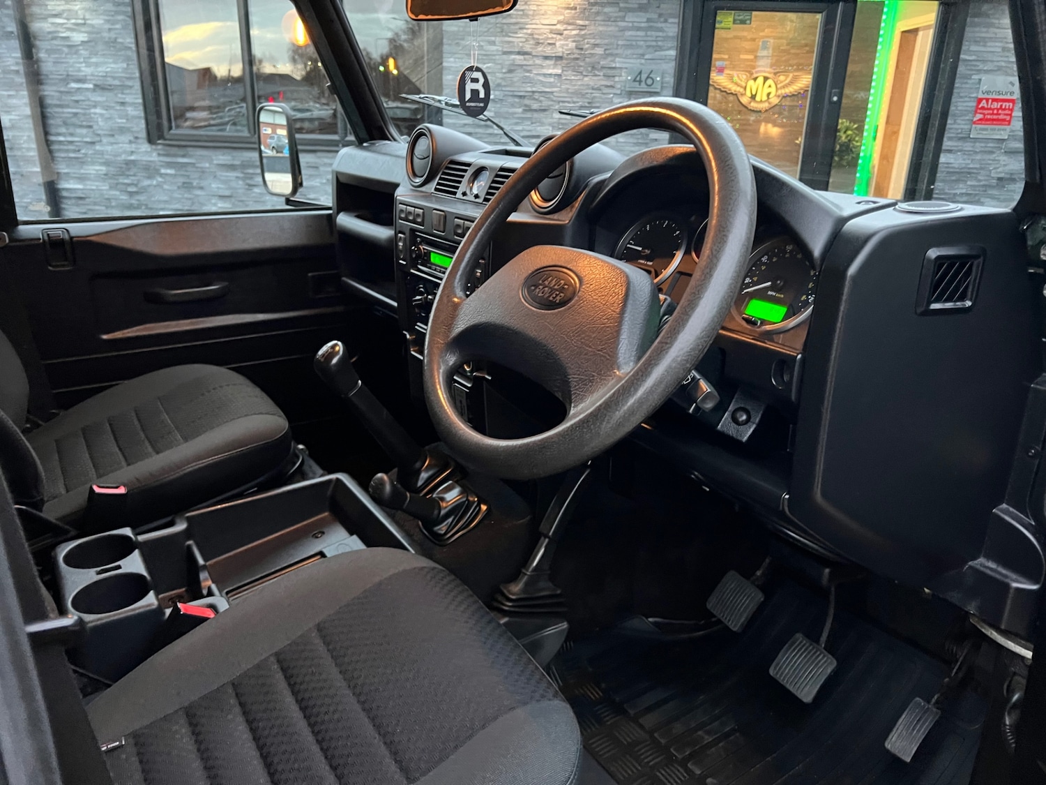 Used Land Rover Defender 2009 for sale - 76908267: Photo 2